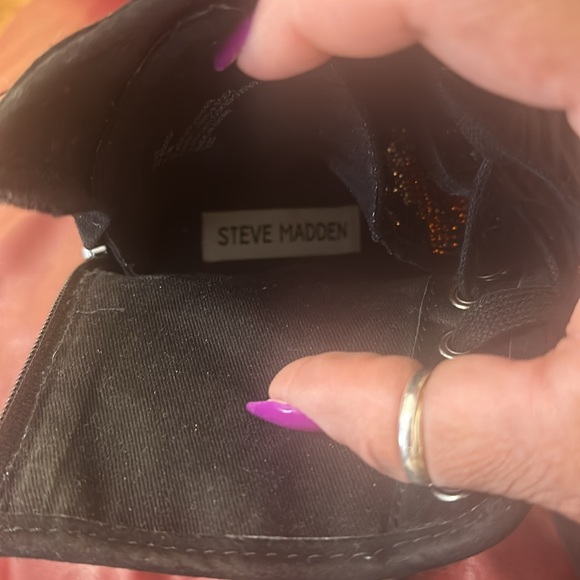 Steve Madden sequence boots unzips from the back - Picture 4 of 7